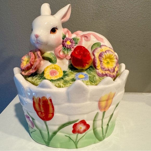 Cosmos Fine Porcelain Bunny rabbit Candy Box or trinket dish. Adorable bunny - Picture 1 of 16